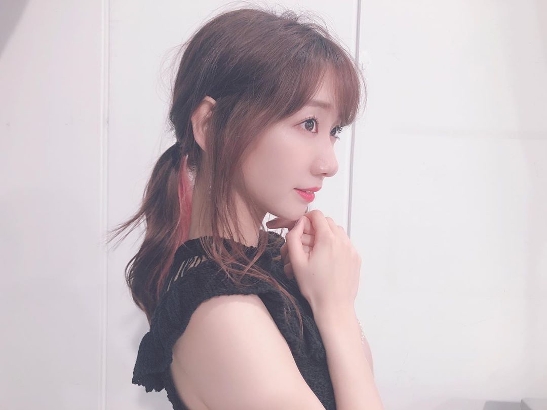 柏木由紀 さいきん低めのポニーテールに ハマってます 耳横の髪を多めにだして 低いところで結んでちょこっと巻く 3分でできるよ楽ちん ポニーテール Moe Zine