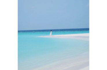 .
夏休み記念その24♪

南の島でのお部屋の近くに、こんなに素敵な海が♪

2枚目はザ！南国！みたいな飲み物を飲んでいます（笑）...