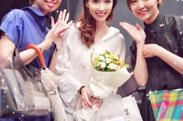 舞台『ママの恋人』﻿
昨日無事に初日（月組）が開きました♫﻿
﻿
朝から全2幕6場の場当たり、﻿
お昼にはゲネプロ、そして夜は本番︎と、﻿
怒涛のスケジュールで...