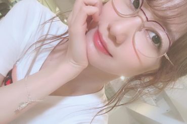 .
眼鏡女子
自分に似合う眼鏡に出会うのって
なかなか難しい...
ここの眼鏡はとってもフィットして
お気に入り
よく見るとフレームの上半分が紫に
なっているの...