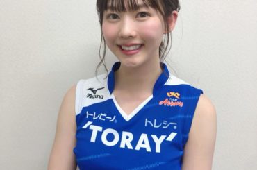 昨日、東レアローズのバレーボール教室に参加してきました
何でもないような顔してるけどこの時すでに汗だくでチーク塗ったみたいになってる！笑
3枚目見たらわかるけど...