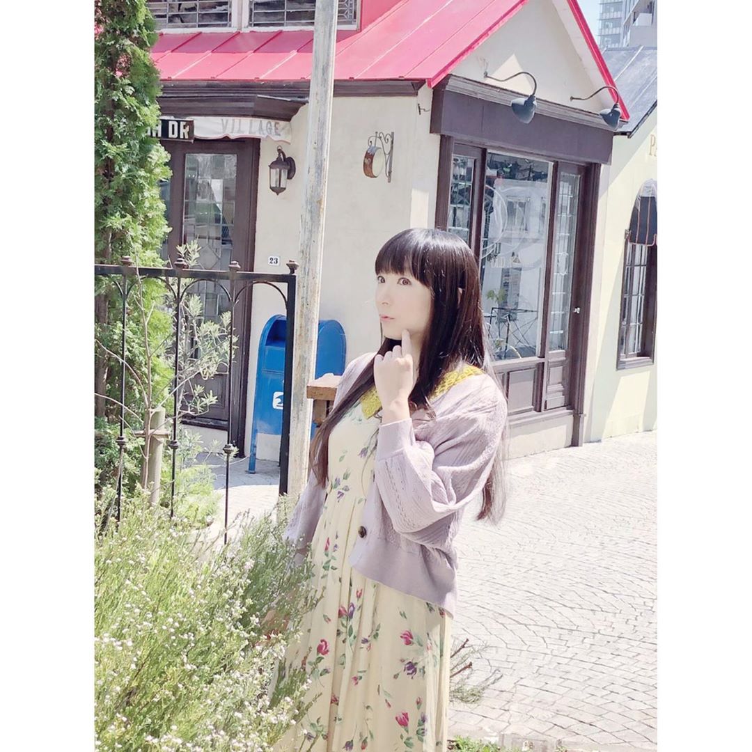 堀江由衣 夏休み記念その33 ニュータイプ連載撮影の時の写真です 外の景色も可愛いスタジオで 2枚目はお土産にいただいたノートです 私は1番上の黄色をいただ Moe Zine 堀江由衣 夏休み記念その33 ニュータイプ連載撮影の時の写真です 外の景色も可愛いスタジオで 2枚目はお土産にいただいたノートです 私は1番上の黄色をいただ Moe Zine