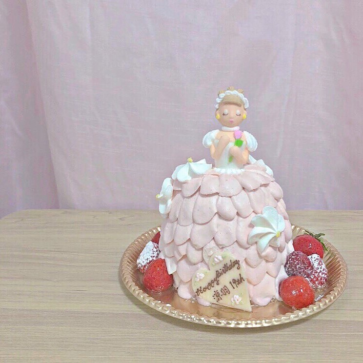 山根涼羽 お母さんからの今年の お誕生日のケーキ 箱開けた瞬間 かわちいすぎて 泣いた ケーキ 誕生日ケーキ 誕生日サプライズ 新宿 伊勢丹 Moe Zine