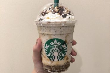 _
スタバの新作、
#キャラメルスモアフラペチーノ
を飲みました
.
飲んだという表現が正しいのか、
食べたという表現が正しいのか...笑
.
カスタムを色々調...