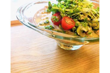 残り物のささみと胡瓜の和え物にかいわれとトマト、上から胡麻と胡麻油をたらっと
・
5分ほどで出来ちゃう簡単ランチ。素敵なお皿のお陰で涼しげ
・
#夏 #夏ランチ...