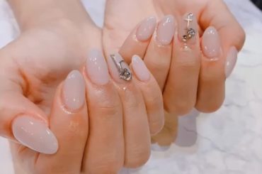 つやつやーん
紫が入ったグレージュ。
パーツはちょっと
かっこいいかんじにロックに。
最近ゴールドシルバーMIXに
ハマっております。
@ayaka_shin...