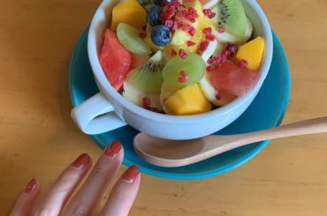 アサイーボウル好きなのよね〜
ここのはフルーツたっぷり可愛かった、、 *
新しいネイルは、赤みブラウンで
親指だけマーブルと金箔 #ヨコタノネイル...