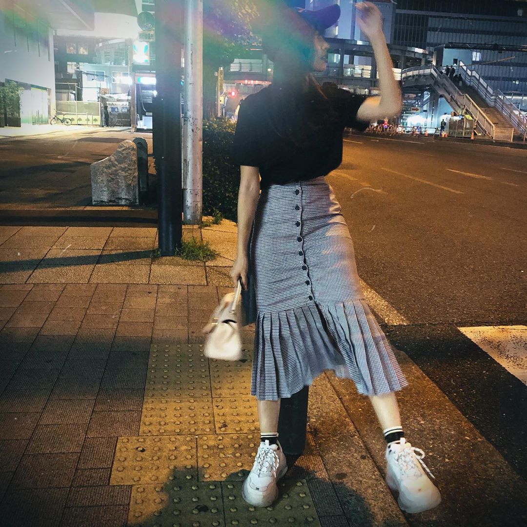 佐野ひなこ マネージャー二宮カメラ 私服 帽子と靴は Balenciaga とっても可愛いスカートは Chiemyyyyy のプロデュースしてる Ifshe Moe Zine 佐野ひなこ マネージャー二宮カメラ 私服 帽子と靴は Balenciaga とっても可愛いスカートは Chiemyyyyy のプロデュースしてる Ifshe Moe Zine