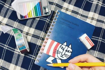 にらめっこ。

今日は1日文房具たちとにらめっこ。
工作から始まり、
ノートとお友達になって
今日中にやり終えたかったことを
なんとか終わらせて
ようやく眠りに...