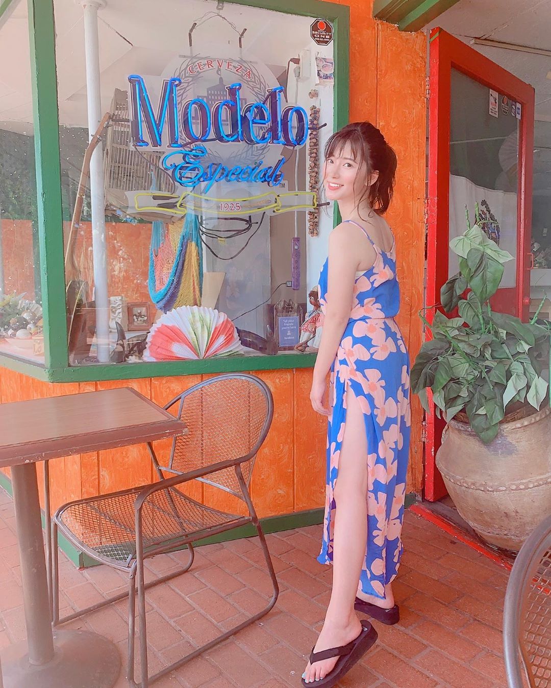 伊藤奈月 日本は今日から 9月だけど ハワイは 時差の関係で まだギリギリ 8月だった このリゾートドレスは 現地調達 サイドに スリットが Moe Zine