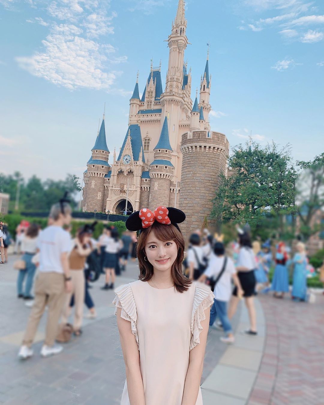 古賀哉子 ディズニーランド 休みの日に10年ぶりに 行ってきた 定番のミニーちゃん 笑 Lilybrown のワンピース Moe Zine
