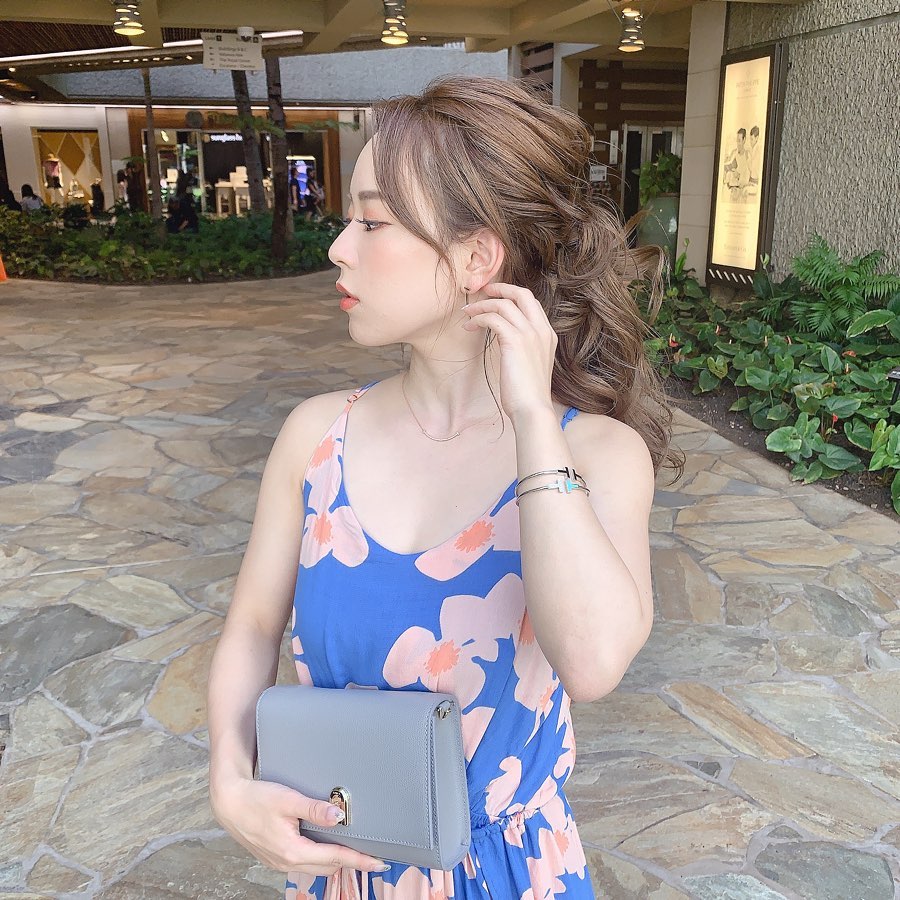 関根りさ Royal Hawaiian Centerで撮影してました ジュエリーはティファニーのハワイ限定のがあってそれをつけてる 黒い方 Furlaもロゴが新し Moe Zine 関根りさ Royal Hawaiian Centerで撮影してました ジュエリーはティファニーのハワイ限定のがあってそれをつけてる 黒い方 Furlaもロゴが新し Moe Zine