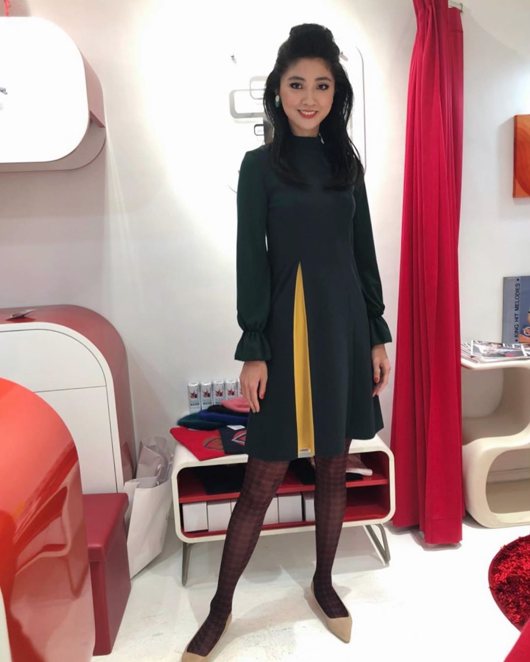 熊井友理奈 昨日は Starblincラフォーレ原宿店でイベント 今回も60 Sヘアメイクをしてもらいましたよ ついに コラボワンピース発売しました すでにた Moe Zine