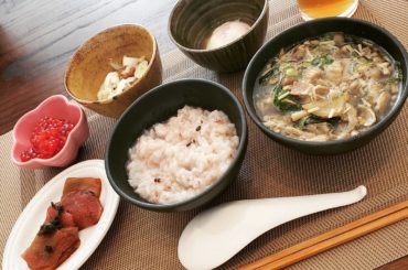 お昼はおかゆ
キノコと生姜のスープ
しめじ、まいたけ、えのき、豚バラ、生姜を細かく刻んで中華風の味付け♪
鮪の青唐辛子しょうゆ漬け
#すじこ
#納豆
#温泉卵
...
