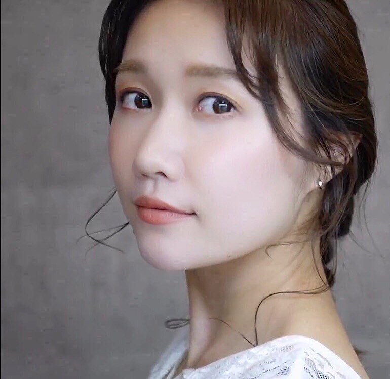 浦野一美 昨日のポストと同じメイクですが キャップを被らないと憧れの女神感が ピンクベースなお肌作りのおかげなのかな 今作のwhomeeも名作 Moe Zine