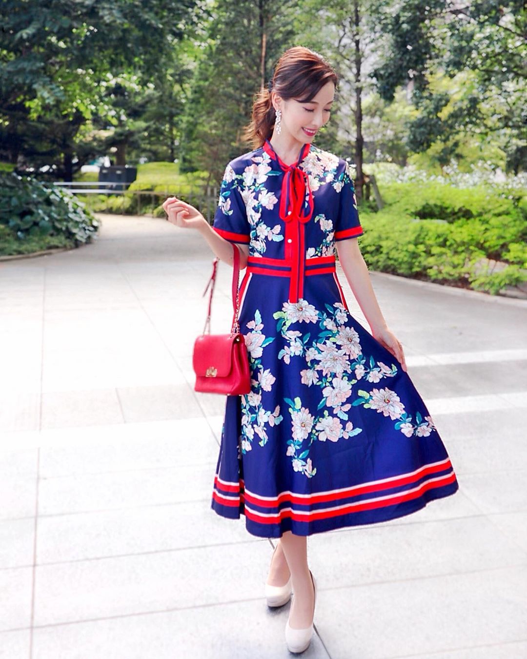 瀬戸早妃 今週mon Tresorで発売した こちらのボウタイリボンブラウスワンピース 先日 友人の結婚式に着て行きました 上品な印象で気に入っています Moe Zine