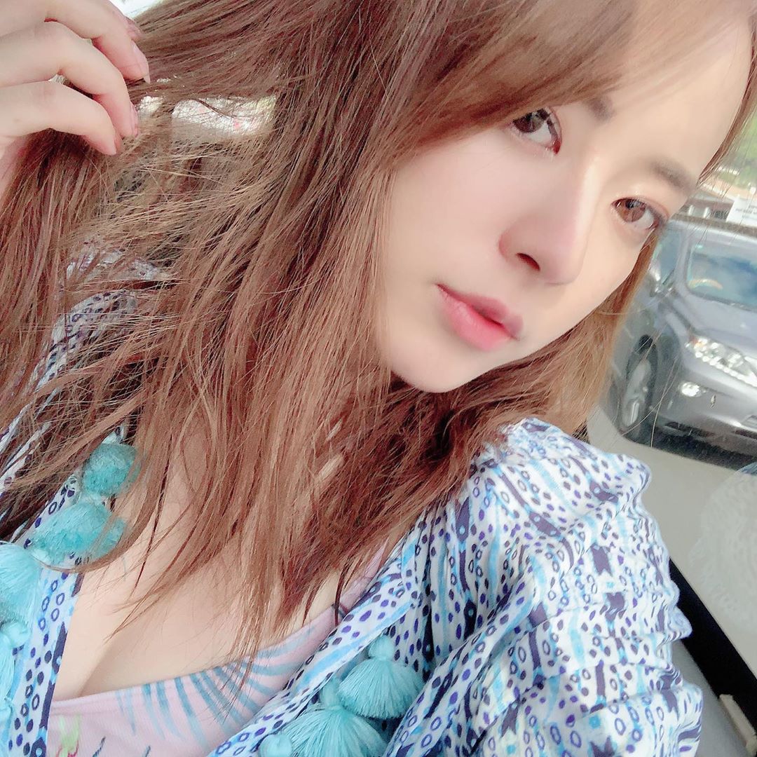 関根りさ ウエットな質感だよ とみせかけてただ潮でカピカピになっているだけである そして最後の顔である 日光ちゃんと浴びると疲れるよね でもよく眠れる笑 パラセーリン Moe Zine