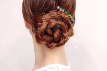 おおきな薔薇のヘアアレンジ。

三つ編みを左右で二本作って、
クルクル丸めてピンでとめるだけ
慣れると3分でできるよ 雨に濡れても平気でした お手本はいつも娘役...