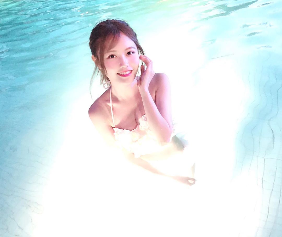 込山榛香 今年は諦めてたプールに 初めてナイトプールに入ったんだけど 寒いんだね 東京のナイトプールは沢山人がいるイメージで 私にはレベルが高かった Moe Zine