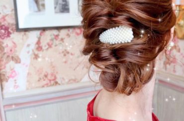 立体感のあるヘアアレンジ
.
くるりんぱ3個つくって、
1番下のくるりんぱの
下の髪の毛部分をくるくる
まるめてピンで固定。
あとは髪をバランスよく引き出すだけ...