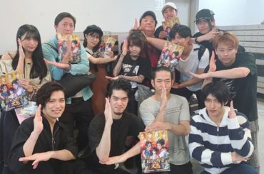 .
今日はみんなで
舞台 DARKNEES HEELS～THELIVE～
観にいってきました〜
いろんな舞台で共演した事ある人がたくさん出とったけん、より楽しか...