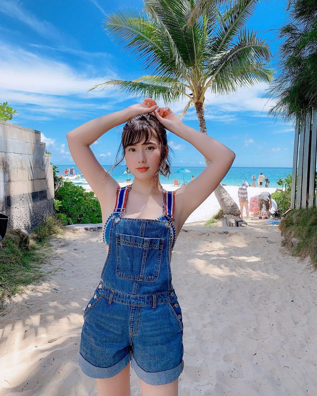 伊藤奈月 綺麗な晴れの 青い空と エメラルドグリーンの海を バックに デニム ロンパース Lanikaibeach ラニカイビーチ Kail Moe Zine