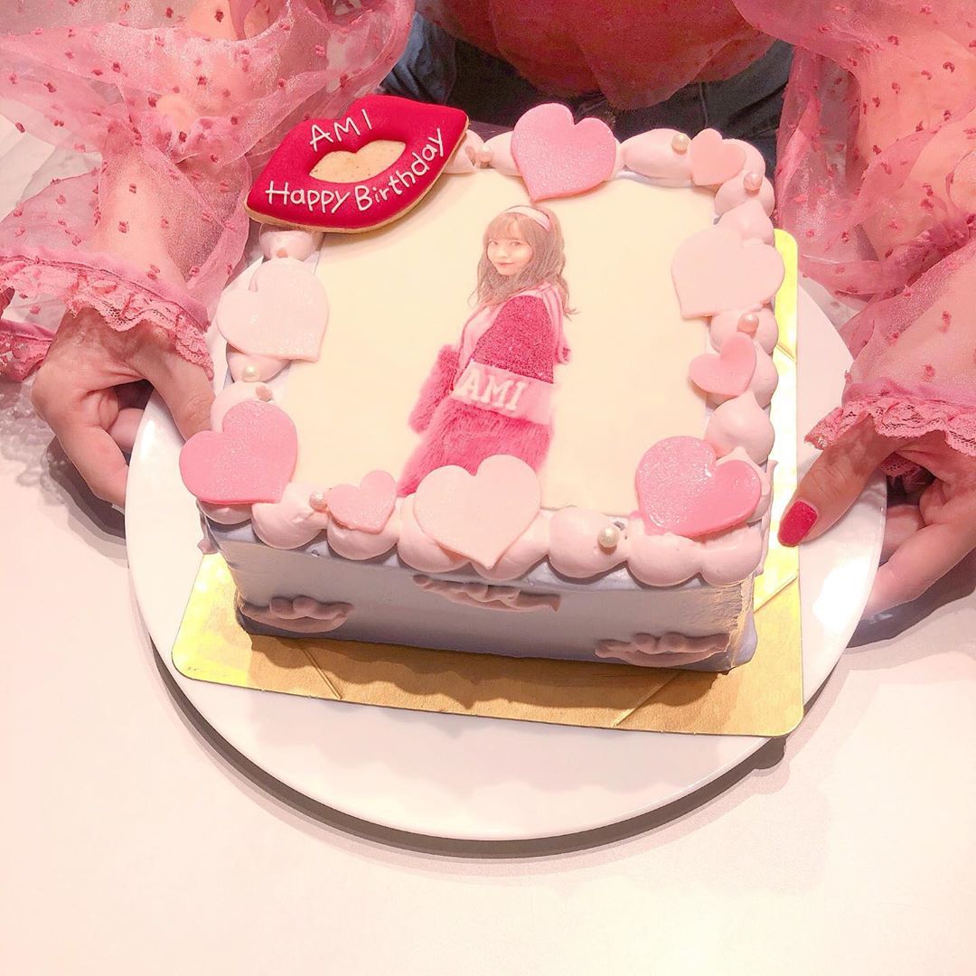 込山榛香 この間 Amiyumoto Official のお誕生日お祝いをした時のケーキ イメージにピッタリな可愛いケーキ作って貰いました Moe Zine