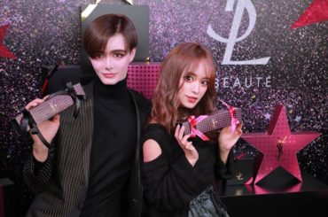 この前のYSLのイベントの写真
クリスマスのコレクションも並んでてテンション上がりました
そして、アウェイ感強くてやば、、、ってなってたとこでマットくんが声かけ...