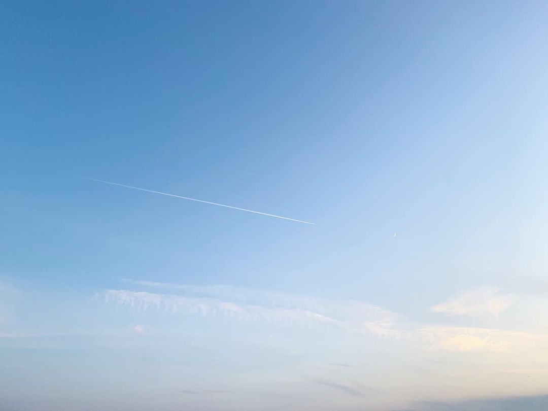 日比美思 綺麗な飛行機雲 よ く見ると飛行機雲の先に小さく三日月があるのです 月に向かって真っ直ぐに雲がつくられていく 奇跡の瞬間でした 飛行機雲 Sky Moe Zine