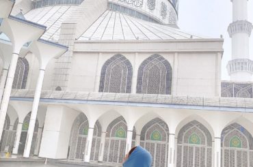 #ブルーモスク  
#マレーシア
数回目にして初めて
観光らしい所に行った
·
.
無料で青いローブ貸出してくれて、日本語でガイドまでしてくれる
.
#mala...