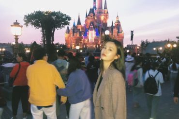 .
明後日24日に @harpersbazaarjapan
のパーティーに参加します！
私もブラックカーペットを歩いたりしますが、
一般の方も観覧可能なので是非...