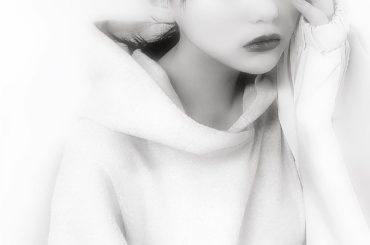 .
.
.
#モノクロ #雰囲気違いすぎる
#大人っぽいメイク #ponytail #...