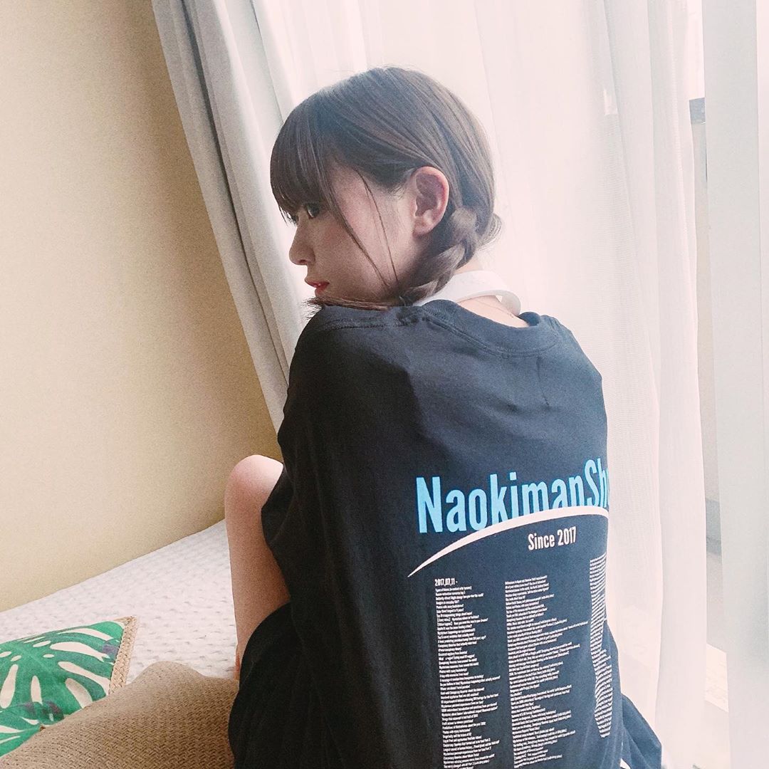 @佐藤芽衣 aka 楠ろあ aka 楠露亚: @naokimanshow さんのグッズ今回のも色ちがいでちゃんと買いました、ファンですデザインがとっても好きだ、黒に青って最高…