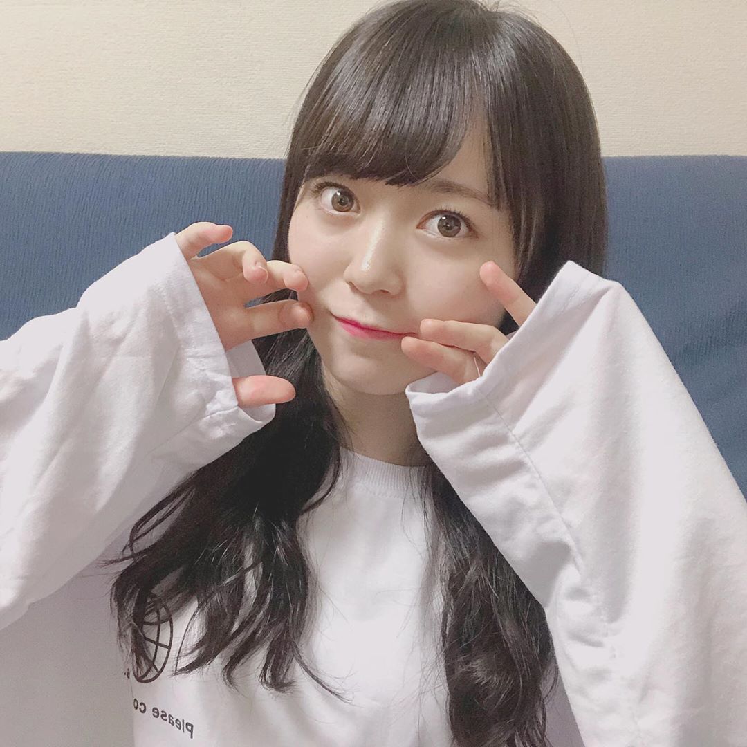 西川怜 最近 トレーナー集めしてます ファッションの幅を増やしたくて ロンｔ トレーナー 白 ダボダボコーデ ダボダボ 萌え袖 巻き髪 ヘアアレンジ Moe Zine
