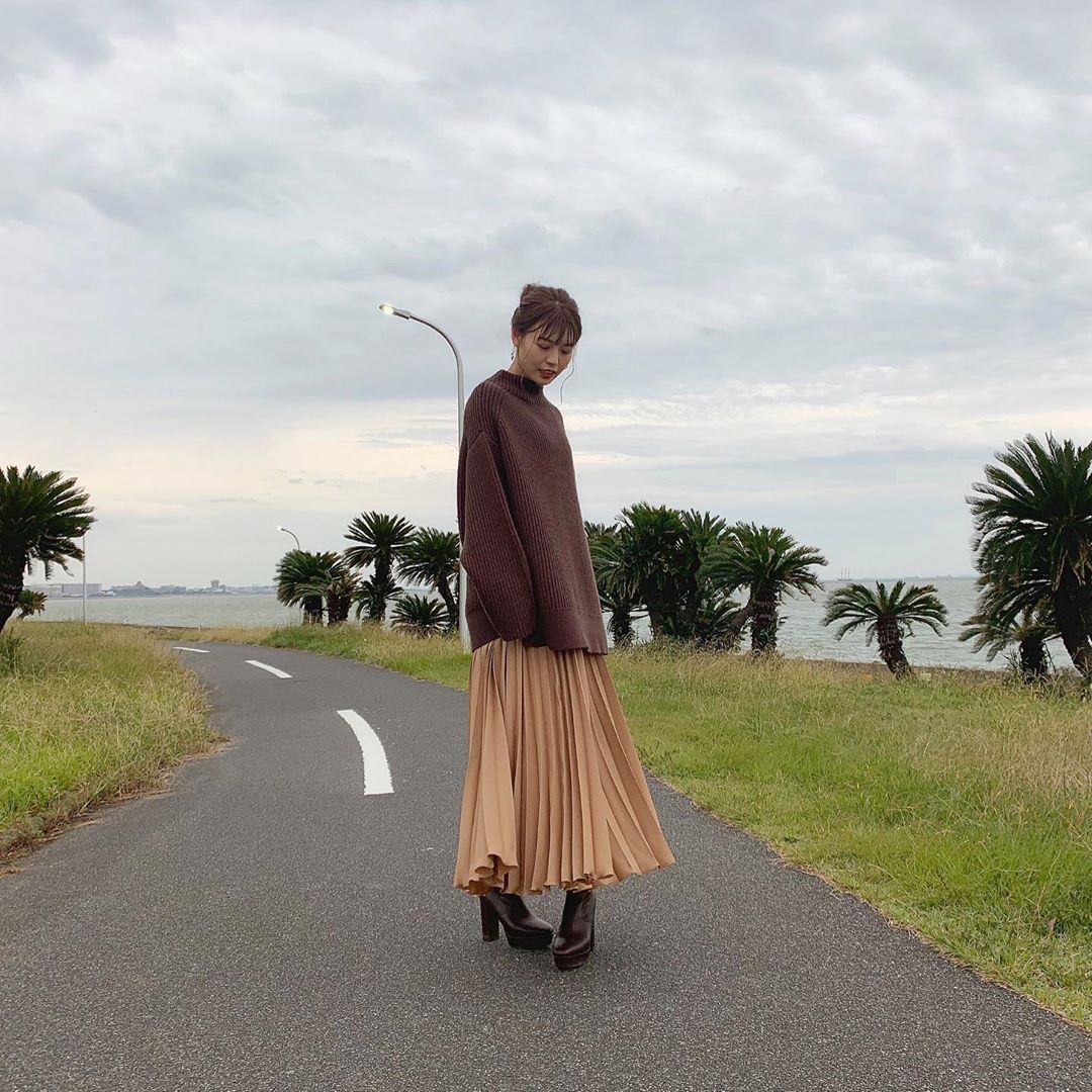 井口綾子 リーガダイジェスト の撮影の時の ストーリーで服のブランド聞いてくださる方多かったのでタグ付けしてます おっきめなニットと風が吹くと広がるプリーツスカートがかわ Moe Zine