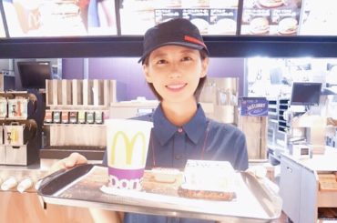 マックの店員になります