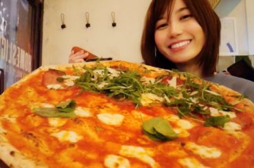 ロンドンでひとり巨大ピザを食べる女