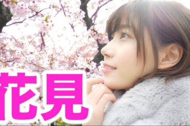 ひとりで花見をする女。