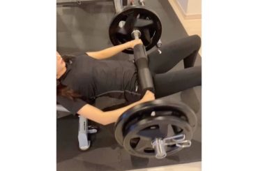 久しぶりのジム動画。動画最近載っけてなかったけど
きちんと通ってます
お尻で持ち上げるの70㌔まで持ち上げられた！　
最初は50㌔とかだったけど日に日に持ち上げ...