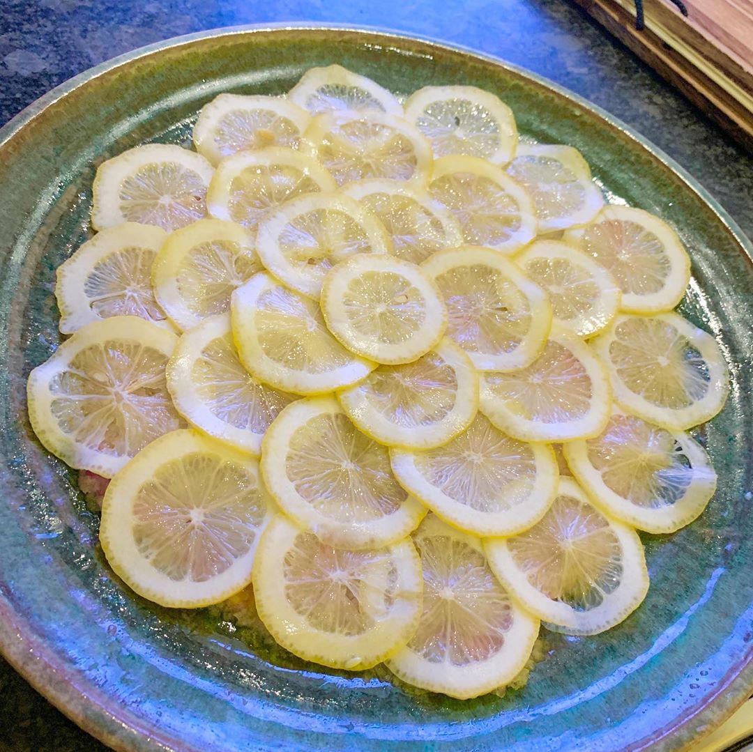 古賀哉子 スーパーねぎタン塩をたべに ひっさびさに きらく亭 へ レモンは香り付けの為だけのレモン 東京グルメ Moe Zine 古賀哉子 スーパーねぎタン塩をたべに ひっさびさに きらく亭 へ レモンは香り付けの為だけのレモン 東京グルメ Moe Zine