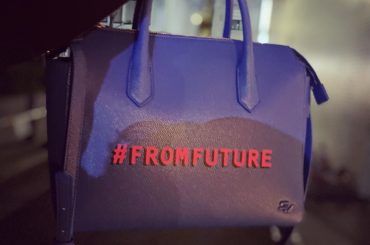 夜はネオン色のバッグって持ちたくなっちゃう。黒に青はやっぱり映えるな〜
SamanthaVegaのバッグなんだけも、結構物入るし軽くて気に入ってる！
ピンクのタ...