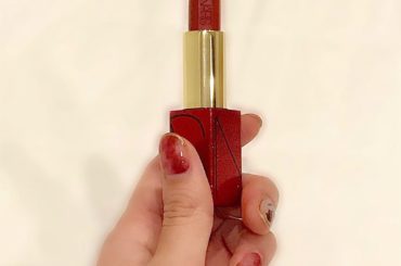 ・
・
最近よく使うリップ。
櫻井麻七 @manasakurai_official さんからお誕生日プレゼントに頂いたこのリップが、自分史上最高に肌馴染み良く...