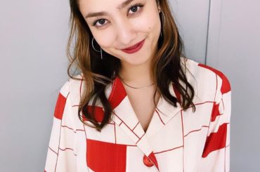 昨日のスタイリングもメイクもお気に入りでしたぁ久し振りに赤リップつけてやっぱり好きと実感リップの質問のメッセージたくさんきたので載せておきますちなみに1番です大...