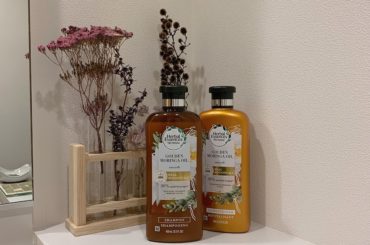 11月1日に新発売のゴールデンモリンガオイルのシャンプーとコンディショナーホワイトフローラル、香りがとても好き！90%が天然由来成分で出来ていて保湿効果もあるの...