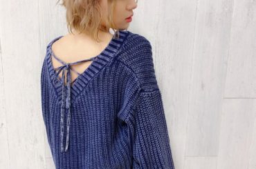 お気に入りのニット〜！
ニットばっかりだけど去年買ったやつを出してきたよ。
色落ちの感じがすごく好き
このニットは実はリボンの方を前にして着ることもできるから結...