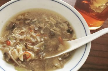 ♤
Detox soup
胡麻油でとりひきにく炒めて
きのこなんでも！今日は５種刻んで
お醤油、お酒、鶏ガラスープ、おろしにんにく、生姜スライス、鷹の爪、刻みネ...