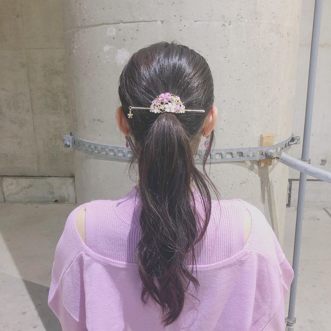 西川怜 可愛い髪飾りをいただいたので 紫のお洋服に合わせてアレンジしてみた ヘアアレンジ 大人 大人かわいい ロングヘアアレンジ ロングヘア Moe Zine