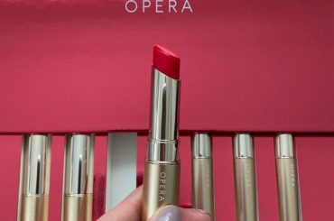 大好きな赤リップを頂きました
OPERAはリップクリームつけなくても潤うし色も落ちにくいので普段から愛用中。
限定色も素敵でクリスマスにぴったりだね
2枚めの写...