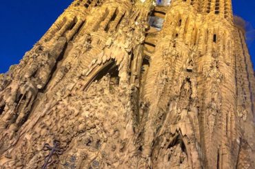 .
夜のサグラダファミリアとカサ・バトリョ
どちらもガウディの建築物。
バルセロナの街中には他にもガウディの建築物があったけど、
どれも一目で分かる！とても繊...