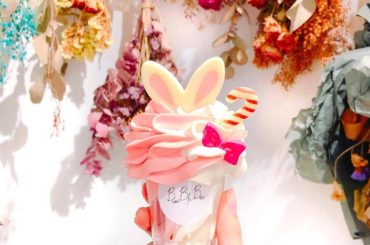 #フラワーソフトクリーム ﻿
﻿
﻿
ソフトクリーム＋うさ耳＋リボン＋キャンディー﻿
﻿
可愛すぎるアイスの完成﻿
﻿
﻿ ﻿
#福岡カフェ #天神カフェ #福...